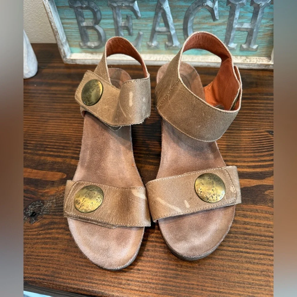 Taos Womens Carousel 3 Tan Leather Wedge Sandals Size 39 US 8-8.5 Comfort Shoes